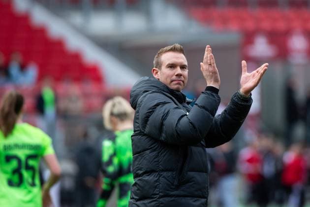 Tommy Stroot (VfL Wolfsburg, Trainer) jubelt ueber den Sieg und bedankt sich bei den Fans, GER, FC Nuernberg vs VfL Wolfsburg, Fussball Google Pixel Frauen Bundesliga, 14. Spieltag, Saison 2023 2024, 17.02.2024 DFB regulations prohibit any use of photographs as image sequences and or quasi-video GER, FC Nuernberg vs VfL Wolfsburg, Fussball Google Pixel Frauen Bundesliga, 14. Spieltag, Saison 2023 2024, 17.02.2024 Nuernberg Copyright: xEibner-Pressefoto Memmlerx EP_MMR