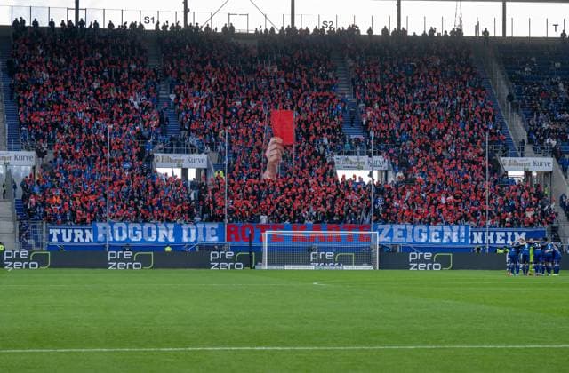 Fussball, Herren, Saison 2023 2024, 1. Bundesliga (22. Spieltag), TSG Hoffenheim - 1. FC Union Berlin, Fans von Hoffenheim mit Choreografie, Rogon die rote Karte zeigen, 17.02. 2024, Copyright: xMatthiasxKochx