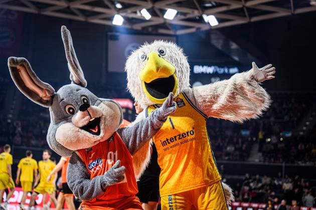 Sport Themen der Woche KW07 17.02.2024, BMW Park, Germany, Muenchen, ALBA Berlin vs ratiopharm ulm - Halbfinale SIEGMUND TOP FOUR 2024, Maskottchen Spass und das Albatros Maskottchen VON ALBA Berlin gestures (Foto H. Langer) BMW Park Muenchen Germany *** 17 02 2024, BMW Park, Germany, Muenchen, ALBA Berlin vs ratiopharm ulm semi-final SIEGMUND TOP FOUR 2024, Mascot Spass and the Albatros mascot FROM ALBA Berlin gestures Photo H Langer BMW Park Muenchen Germany 541_ULMALB20240218_091 Langer-541