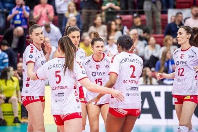 Betruebte Gesichter bei Raquel Lazaro (SC Potsdam, 15) - Mitte und Team Allianz MTV Stuttgart - SC Potsdam, Volleyball Bundesliga, Frauen, VBL, Saison 2023 24, 17.02.2024, Stuttgart (SCHARRena), DEU Allianz MTV Stuttgart - SC Potsdam, Sport, Volleyball Bundesliga, Frauen, VBL, Saison 2023 24, 17.02.2024, Stuttgart (SCHARRena), DEU Stuttgart Copyright: xSandyxDinkelackerx EP_SDR