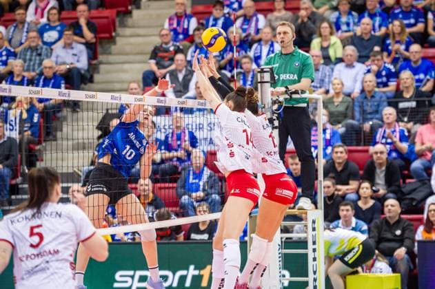 Potsdamer Block aus Anastasia Cekulaev (SC Potsdam, 14) und Raquel Lazaro (SC Potsdam, 15) vs. Jolien Knollema (Allianz MTV Stuttgart, 10) Allianz MTV Stuttgart - SC Potsdam, Volleyball Bundesliga, Frauen, VBL, Saison 2023 24, 17.02.2024, Stuttgart (SCHARRena), DEU Allianz MTV Stuttgart - SC Potsdam, Sport, Volleyball Bundesliga, Frauen, VBL, Saison 2023 24, 17.02.2024, Stuttgart (SCHARRena), DEU Stuttgart Copyright: xSandyxDinkelackerx EP_SDR
