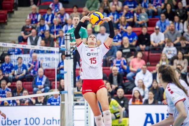 Raquel Lazaro (SC Potsdam, 15) - Ballannahme Allianz MTV Stuttgart - SC Potsdam, Volleyball Bundesliga, Frauen, VBL, Saison 2023 24, 17.02.2024, Stuttgart (SCHARRena), DEU Allianz MTV Stuttgart - SC Potsdam, Sport, Volleyball Bundesliga, Frauen, VBL, Saison 2023 24, 17.02.2024, Stuttgart (SCHARRena), DEU Stuttgart Copyright: xSandyxDinkelackerx EP_SDR