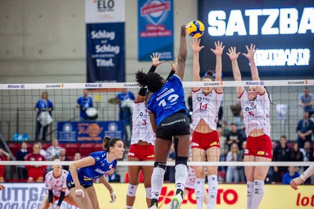 Krystal Rivers (Allianz MTV Stuttgart, 13) setzt sich im Satzball gegen den Potsdamer Block durch und beendet den zweiten Satz erfolgreich zum 2:0 Allianz MTV Stuttgart - SC Potsdam, Volleyball Bundesliga, Frauen, VBL, Saison 2023 24, 17.02.2024, Stuttgart (SCHARRena), DEU Allianz MTV Stuttgart - SC Potsdam, Sport, Volleyball Bundesliga, Frauen, VBL, Saison 2023 24, 17.02.2024, Stuttgart (SCHARRena), DEU Stuttgart Copyright: xSandyxDinkelackerx EP_SDR