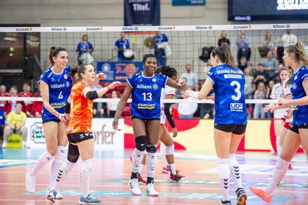 Krystal Rivers (Allianz MTV Stuttgart, 13), Mitte und Team - Freude nach gewonnenem Satz Allianz MTV Stuttgart - SC Potsdam, Volleyball Bundesliga, Frauen, VBL, Saison 2023 24, 17.02.2024, Stuttgart (SCHARRena), DEU Allianz MTV Stuttgart - SC Potsdam, Sport, Volleyball Bundesliga, Frauen, VBL, Saison 2023 24, 17.02.2024, Stuttgart (SCHARRena), DEU Stuttgart Copyright: xSandyxDinkelackerx EP_SDR