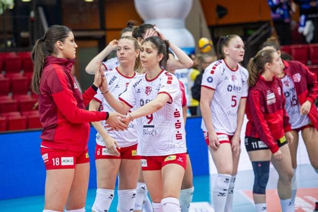Kristina Guncheva (SC Potsdam, 09), Veronika Djokic (SC Potsdam, 18) - Enttaeuschtes Team des SC Potsdam nach Niederlage in Stuttgart Allianz MTV Stuttgart - SC Potsdam, Volleyball Bundesliga, Frauen, VBL, Saison 2023 24, 17.02.2024, Stuttgart (SCHARRena), DEU Allianz MTV Stuttgart - SC Potsdam, Sport, Volleyball Bundesliga, Frauen, VBL, Saison 2023 24, 17.02.2024, Stuttgart (SCHARRena), DEU Stuttgart Copyright: xSandyxDinkelackerx EP_SDR