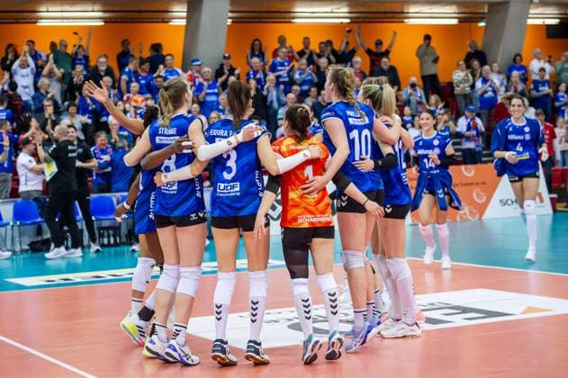 Jubeltanz beim MTV Stuttgart - Freude nach Heimsieg Allianz MTV Stuttgart - SC Potsdam, Volleyball Bundesliga, Frauen, VBL, Saison 2023 24, 17.02.2024, Stuttgart (SCHARRena), DEU Allianz MTV Stuttgart - SC Potsdam, Sport, Volleyball Bundesliga, Frauen, VBL, Saison 2023 24, 17.02.2024, Stuttgart (SCHARRena), DEU Stuttgart Copyright: xSandyxDinkelackerx EP_SDR