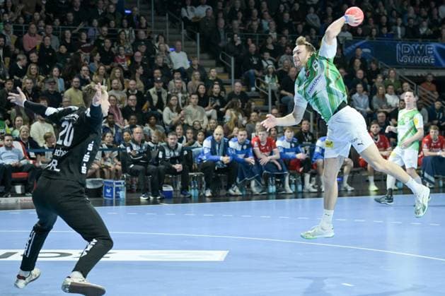 Sport Bilder des Tages Berlin, Deutschland 17. Februar 2024: 1. HBL - 2023 2024 - Füchse Berlin vs. TBV Lemgo Lippe Im Bild: Torduell: Finn Zecher (Torwart TBV Lemgo Lippe), Mathias Gidsel (Füchse Berlin) Copyright: xFotostandx xReuhlx