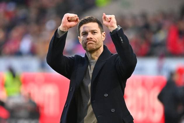 Sport Themen der Woche KW07 Sport Bilder des Tages Schlussjubel Trainer Xabi ALONSO (Bayer Leverkusen), Jubel,Freude,Begeisterung, Einzelbild,angeschnittenes Einzelmotiv,Halbfigur,halbe Figur. Fussball 1. Bundesliga Saison 2023 2024, 22.Spieltag, Spieltag22, 1.FC Heidenheim - Bayer 04 Leverkusen 1-2, am 17.02.2024 , VOITH A R E N A *** Final cheer coach Xabi ALONSO Bayer Leverkusen , jubilation,joy,enthusiasm, single image,cropped single motif,half figure,half figure Football 1 Bundesliga season 2023 2024, 22 Matchday, Matchday22, 1 FC Heidenheim Bayer 04 Leverkusen 1 2, on 17 02 2024 , VOITH A R E N A