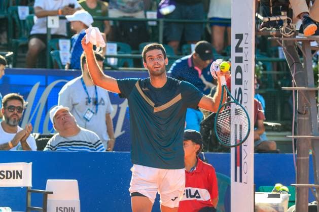 ATP, Tennis Herren 250 - IEB+ ARGENTINA OPEN Facundo Dias Acosta (ARG) saluda al publico luego de ganar 6-2 6-3 la semifinal del IEB+ Argentina Open jugada entre Facundo Dias Acosta (ARG) vs Federico Coria (ARG) en el Estadio Guillermo Vilas del Lawn Tenis Club de la Ciudad Autonoma de Buenos Aires, Argentina. February 17, 2024. Ciudad Autonoma de Buenos Aires Lawn Tenis Club Argentina Copyright: xSantiagoxGomezxRocax