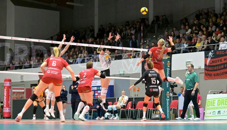 17.02.2024, Dresdens Hester Jasper schmettert, Volleyball, 1. Bundesliag, Zwischenrunde, Dresdner SC -VfB Suhl 3:2, Dresden
