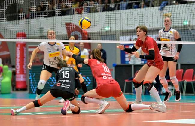17.02.2024, Dresdens Lara Berger und Dresdens Aleksandra Jegdic bei der Annahme, re. Dresdens Larissa Winter, Volleyball, 1. Bundesliag, Zwischenrunde, Dresdner SC -VfB Suhl 3:2, Dresden