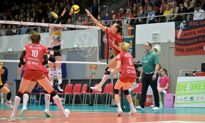 17.02.2024, Dresdens Nathalie Lemmens schmettert, Volleyball, 1. Bundesliag, Zwischenrunde, Dresdner SC -VfB Suhl 3:2, Dresden