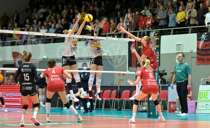 17.02.2024, Dresdens Grace Frohling schmettert, Volleyball, 1. Bundesliag, Zwischenrunde, Dresdner SC -VfB Suhl 3:2, Dresden