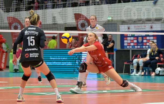 17.02.2024, Annahme Dresdens Grace Frohling, links Dresdens Aleksandra Jegdic, Volleyball, 1. Bundesliag, Zwischenrunde, Dresdner SC -VfB Suhl 3:2, Dresden