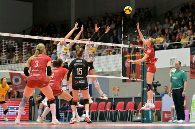 17.02.2024, Dresdens Jennifer Janiska lupft den Ball übers Netz, Volleyball, 1. Bundesliag, Zwischenrunde, Dresdner SC -VfB Suhl 3:2, Dresden