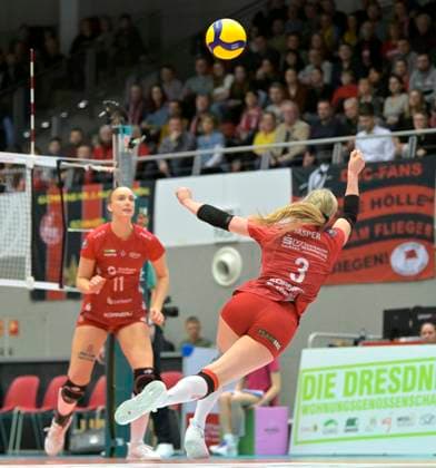 17.02.2024, Annahme Dresdens Hester Jasper, hinten Dresdens Grace Frohling, Volleyball, 1. Bundesliag, Zwischenrunde, Dresdner SC -VfB Suhl 3:2, Dresden