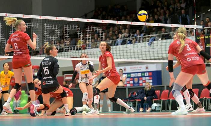17.02.2024, Dresden erwartet den Punkt, Mitte Dresdens Sarah Straube, Volleyball, 1. Bundesliag, Zwischenrunde, Dresdner SC -VfB Suhl 3:2, Dresden