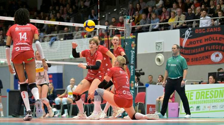 17.02.2024, Annahme Dresdens Hester Jasper, Dresdens Larissa Winter schaut zu, links Dresdens Tia Jimerson, Volleyball, 1. Bundesliag, Zwischenrunde, Dresdner SC -VfB Suhl 3:2, Dresden