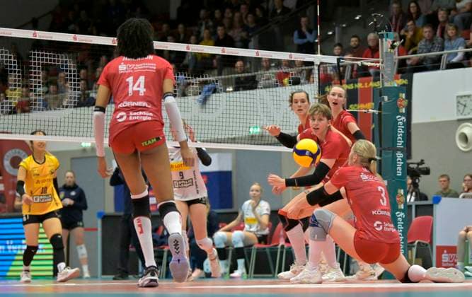 17.02.2024, Annahme Dresdens Hester Jasper, Dresdens Larissa Winter, Dresdens Nathalie Lemmens und Dresdens Lara Berger schauen zu, links Dresdens Tia Jimerson, Volleyball, 1. Bundesliag, Zwischenrunde, Dresdner SC -VfB Suhl 3:2, Dresden