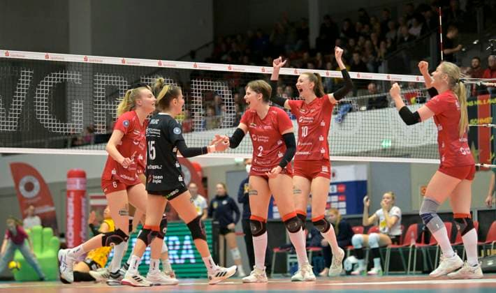 17.02.2024, Dresdner Siegjubel, Dresdens Jennifer Janiska, Dresdens Aleksandra Jegdic, Dresdens Larissa Winter, Dresdens Lara Berger und Dresdens Hester Jasper, Volleyball, 1. Bundesliag, Zwischenrunde, Dresdner SC -VfB Suhl 3:2, Dresden