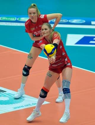 17.02.2024, Annahme Dresdens Hester Jasper, dahinter Dresdens Jennifer Janiska, Volleyball, 1. Bundesliag, Zwischenrunde, Dresdner SC -VfB Suhl 3:2, Dresden