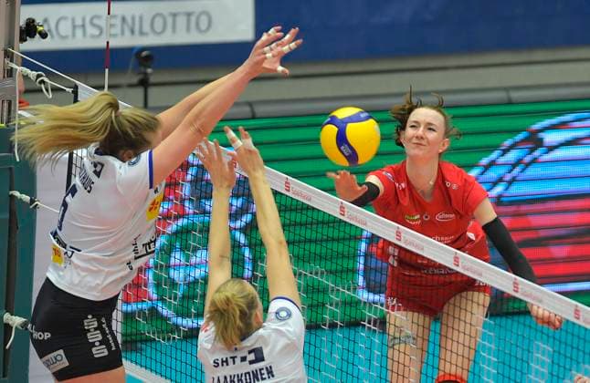 17.02.2024, Dresdens Lara Berger schmettert gegen Suhls Roosa Laakkonen und Eleanor Holthaus, Volleyball, 1. Bundesliag, Zwischenrunde, Dresdner SC -VfB Suhl 3:2, Dresden