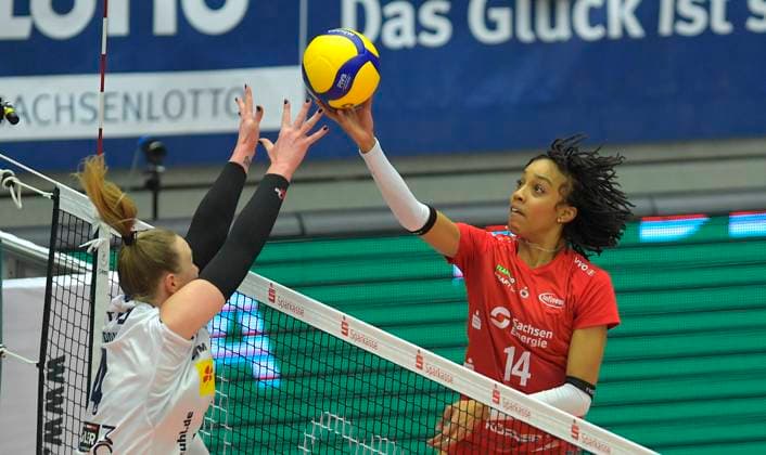 17.02.2024, Dresdens Tia Jimerson lupft gegen Suhls Julia Brown, Volleyball, 1. Bundesliag, Zwischenrunde, Dresdner SC -VfB Suhl 3:2, Dresden