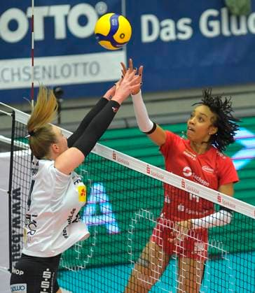 17.02.2024, Dresdens Tia Jimerson lupft gegen Suhls Julia Brown, Volleyball, 1. Bundesliag, Zwischenrunde, Dresdner SC -VfB Suhl 3:2, Dresden
