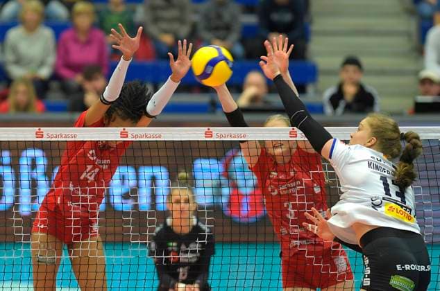 17.02.2024, Suhls Lena Kindermann gegen Dresdens Tia Jimerson und Dresdens Hester Jasper, Volleyball, 1. Bundesliag, Zwischenrunde, Dresdner SC -VfB Suhl 3:2, Dresden