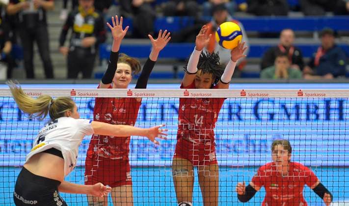 17.02.2024, Suhls Eleanor Holthaus gegen Dresdens Tia Jimerson und Dresdens Lara Berger, Volleyball, 1. Bundesliag, Zwischenrunde, Dresdner SC -VfB Suhl 3:2, Dresden