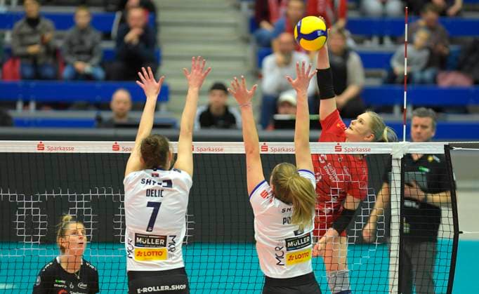 17.02.2024, Dresdens Hester Jasper schmettert geegn Suhls Jelena Delic und Eva Pogacar, Volleyball, 1. Bundesliag, Zwischenrunde, Dresdner SC -VfB Suhl 3:2, Dresden