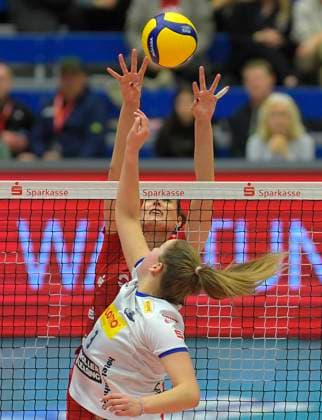 17.02.2024, Suhls Eva Pogacar und Dresdens Nathalie Lemmens am Netz, Volleyball, 1. Bundesliag, Zwischenrunde, Dresdner SC -VfB Suhl 3:2, Dresden