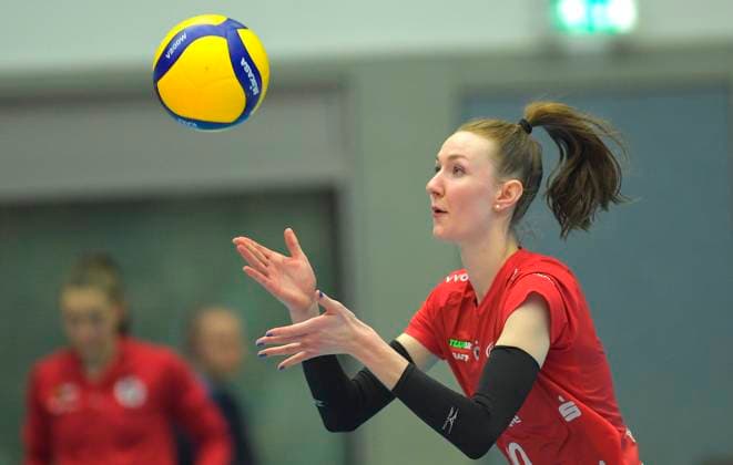 17.02.2024, Dresdens Lara Berger beim Aufschlag, Volleyball, 1. Bundesliag, Zwischenrunde, Dresdner SC -VfB Suhl 3:2, Dresden