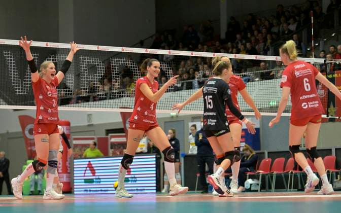 17.02.2024, Dresden freut sich über einen Punkt, links Dresdens Hester Jasper und Dresdens Nathalie Lemmens, Volleyball, 1. Bundesliag, Zwischenrunde, Dresdner SC -VfB Suhl 3:2, Dresden