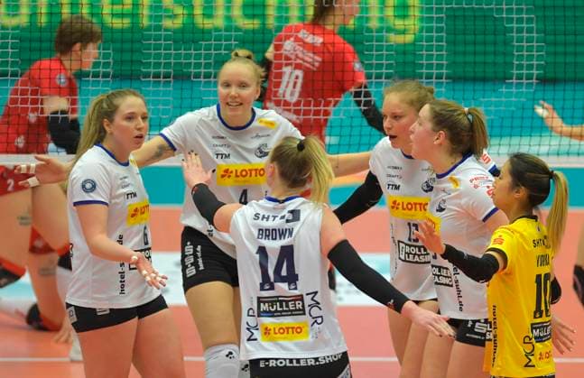 17.02.2024, Suhl freut sich über einen Punkt, Mitte Roosa Laakkonen, Volleyball, 1. Bundesliag, Zwischenrunde, Dresdner SC -VfB Suhl 3:2, Dresden