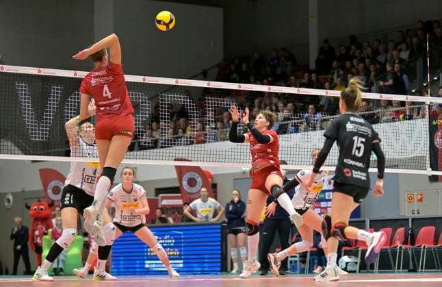 17.02.2024, Dresdens Larissa Winter stellt für Dresdens Nathalie Lemmens, Volleyball, 1. Bundesliag, Zwischenrunde, Dresdner SC -VfB Suhl 3:2, Dresden