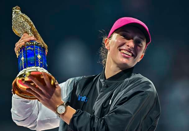 Bilder des Jahres 2024, Sport 02 Feburar Sport Themen der Woche KW07 Qatar TotalEnergies Open - Day 7 Iga Swiatek of Poland is posing with the trophy after winning the WTA, Tennis Damen 1000-Qatar TotalEnergies Open tennis tournament final against Elena Rybakina of Kazakhstan at the Khalifa International Tennis Complex in Doha, Qatar, on February 17, 2024. DOHA Qatar  Copyright: xNoushadxThekkayilx originalFilename:varittyakkal-qatartot240218_np8xu.jpg