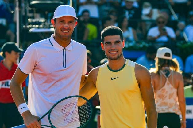 ATP, Tennis Herren 250 - IEB+ ARGENTINA OPEN Nicolas Jarry (CHI) (D) y Carlos Alcaraz (ESP) antes del partido de semifinal del IEB+ Argentina Open jugado entre Carlos Alcaraz (ESP) vs Nicolas Jarry (CHI) en el Estadio Guillermo Vilas del Lawn Tenis Club de la Ciudad Autonoma de Buenos Aires, Argentina. February 17, 2024. Ciudad Autonoma de Buenos Aires Lawn Tenis Club Argentina Copyright: xSantiagoxGomezxRocax