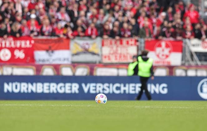 18.02.2024 - Fussball - Saison 2023 2024 - 2. Fussball - Bundesliga - 22. Spieltag: 1. FC Nürnberg FCN ( Club ) - 1. FC Kaiserslautern FCK ( Roten Teufel ) - Sportfoto Zink DaMa - xdaxmax - DFL regulations prohibit any use of photographs as image sequences and or quasi-video - only for editorial use - Symbolbild Symbolfoto Feature Impression - Spielball liegt einsam ohne Mannschaften Teams auf Spieleld nachdem die Spieler das Spielfeld verlassen haben