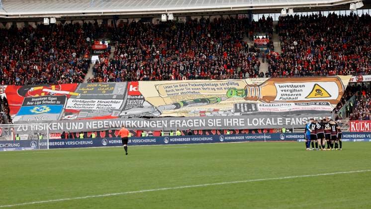 Bild: v. li. Protestplakat der FCN Fans gegen den Einstieg von Investoren in die DFL. 18.02.2024, Fussball, 2. Bundesliga, 1. FC Nuernberg - 1. FC Kaiserslautern, GER, Nuernberg, Max-Morlock-Stadion DFL REGULATIONS PROHIBIT ANY USE OF PHOTOGRAPHS AS IMAGE SEQUENCES AND OR QUASI-VIDEO.
