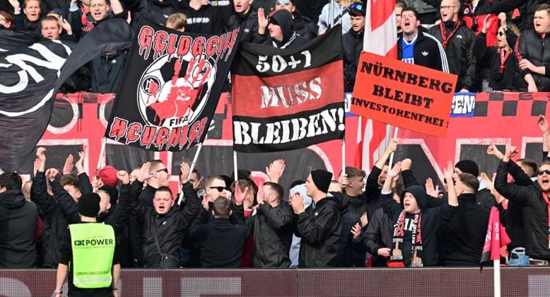 18.02.2024 - Fussball - Saison 2023 2024 - 2. Fussball - Bundesliga - 22. Spieltag: 1. FC Nürnberg FCN ( Club ) - 1. FC Kaiserslautern FCK ( Roten Teufel ) - Sportfoto Zink - xwoxzix - DFL regulations prohibit any use of photographs as image sequences and or quasi-video - only for editorial use - vProtest Fanprotest gegen Investoren - Clubfans im Innenraum - Spruchband Banner - Unterbrechung Spielunterbrechung -