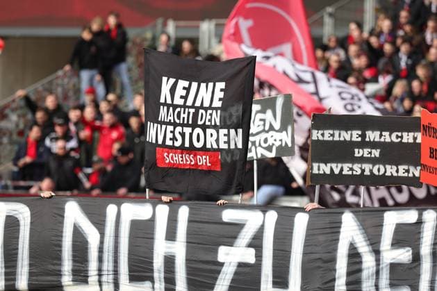 18.02.2024 - Fussball - Saison 2023 2024 - 2. Fussball - Bundesliga - 22. Spieltag: 1. FC Nürnberg FCN ( Club ) - 1. FC Kaiserslautern FCK ( Roten Teufel ) - Sportfoto Zink DaMa - xdaxmax - DFL regulations prohibit any use of photographs as image sequences and or quasi-video - only for editorial use - Clubfan Clubfans FCN-Fans Fans protestieren Protest im Innenraum während des Spiels mit Spruchband Transparent Schildern und Fahnen gegen die DFL und den geplanten Investoren Investoreneinstieg