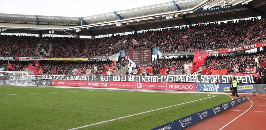 18.02.2024 - Fussball - Saison 2023 2024 - 2. Fussball - Bundesliga - 22. Spieltag: 1. FC Nürnberg FCN ( Club ) - 1. FC Kaiserslautern FCK ( Roten Teufel ) - Sportfoto Zink DaMa - xdaxmax - DFL regulations prohibit any use of photographs as image sequences and or quasi-video - only for editorial use - Clubfan Clubfans FCN-Fans Fans protestieren Protest im Innenraum während des Spiels mit Spruchband Transparent Schildern und Fahnen gegen die DFL und den geplanten Investoren Investoreneinstieg