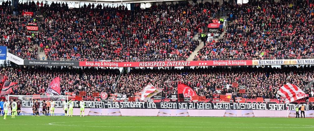 18.02.2024 - Fussball - Saison 2023 2024 - 2. Fussball - Bundesliga - 22. Spieltag: 1. FC Nürnberg FCN ( Club ) - 1. FC Kaiserslautern FCK ( Roten Teufel ) - Sportfoto Zink - xwoxzix - DFL regulations prohibit any use of photographs as image sequences and or quasi-video - only for editorial use - Protest Fanprotest gegen Investoren - Clubfans im Innenraum - Spruchband Banner - Unterbrechung Spielunterbrechung -