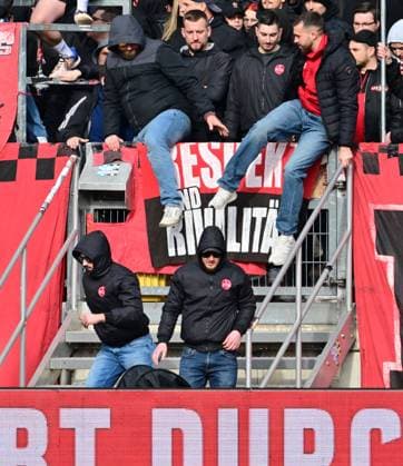 18.02.2024 - Fussball - Saison 2023 2024 - 2. Fussball - Bundesliga - 22. Spieltag: 1. FC Nürnberg FCN ( Club ) - 1. FC Kaiserslautern FCK ( Roten Teufel ) - Sportfoto Zink - xwoxzix - DFL regulations prohibit any use of photographs as image sequences and or quasi-video - only for editorial use - Clubfans steigen über Zaun - Protest Fanprotest gegen Investoren