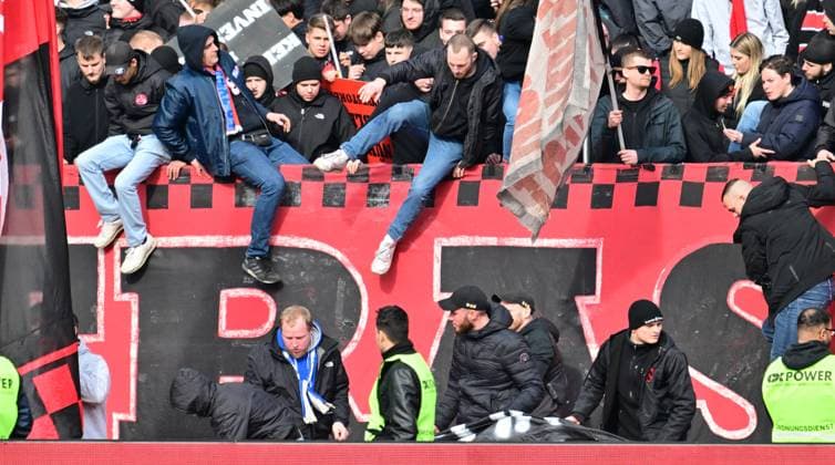 18.02.2024 - Fussball - Saison 2023 2024 - 2. Fussball - Bundesliga - 22. Spieltag: 1. FC Nürnberg FCN ( Club ) - 1. FC Kaiserslautern FCK ( Roten Teufel ) - Sportfoto Zink - xwoxzix - DFL regulations prohibit any use of photographs as image sequences and or quasi-video - only for editorial use - Clubfans steigen über Zaun - Protest Fanprotest gegen Investoren