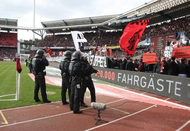18.02.2024 - Fussball - Saison 2023 2024 - 2. Fussball - Bundesliga - 22. Spieltag: 1. FC Nürnberg FCN ( Club ) - 1. FC Kaiserslautern FCK ( Roten Teufel ) - Sportfoto Zink DaMa - xdaxmax - DFL regulations prohibit any use of photographs as image sequences and or quasi-video - only for editorial use - Clubfan Clubfans FCN-Fans Fans protestieren Protest im Innenraum während des Spiels mit Spruchband Transparent Schildern und Fahnen gegen die DFL und den geplanten Investoren Investoreneinstieg - beobachtet von der Polizei