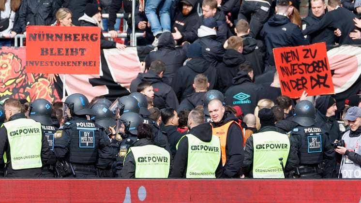 Bild: v. li. Fans aus Nürnberg betreten den Innenraum und einen Protestbanner gegen den geplanten Einstieg von Investoren in die DFL, die Polizei versucht dass die Fans zurück in den Block gehen. 18.02.2024, Fussball, 2. Bundesliga, 1. FC Nuernberg - 1. FC Kaiserslautern, GER, Nuernberg, Max-Morlock-Stadion DFL REGULATIONS PROHIBIT ANY USE OF PHOTOGRAPHS AS IMAGE SEQUENCES AND OR QUASI-VIDEO.
