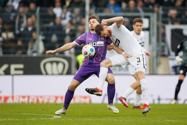 Florian Le Joncour (SV 07 Elversberg) im Zweikampf mit Erik Engelhardt (VFL Osnabrueck), SV Elversberg vs VFL Osnabrueck, Fussball, 2. Bundesliga, 20. Spieltag, Saison 2023 2024, 18.02.2024 SV Elversberg vs VFL Osnabrueck, Fussball, 2. Bundesliga, 20. Spieltag, Saison 2023 2024, 18.02.2024 Elversberg