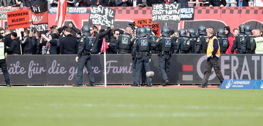 Bild: v. li. Fans aus Nürnberg betreten den Innenraum und einen Protestbanner gegen den geplanten Einstieg von Investoren in die DFL, die Polizei versucht dass die Fans zurück in den Block gehen. 18.02.2024, Fussball, 2. Bundesliga, 1. FC Nuernberg - 1. FC Kaiserslautern, GER, Nuernberg, Max-Morlock-Stadion DFL REGULATIONS PROHIBIT ANY USE OF PHOTOGRAPHS AS IMAGE SEQUENCES AND OR QUASI-VIDEO.